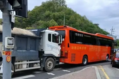 25t 화물차가 신입사원 33명 탄 버스 들이받아… 26명 부상
