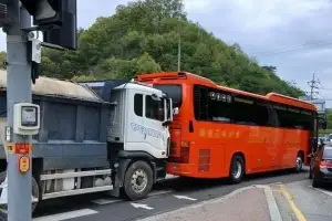 25t 화물차가 신입사원 33명 탄 버스 들이받아… 26명 부상