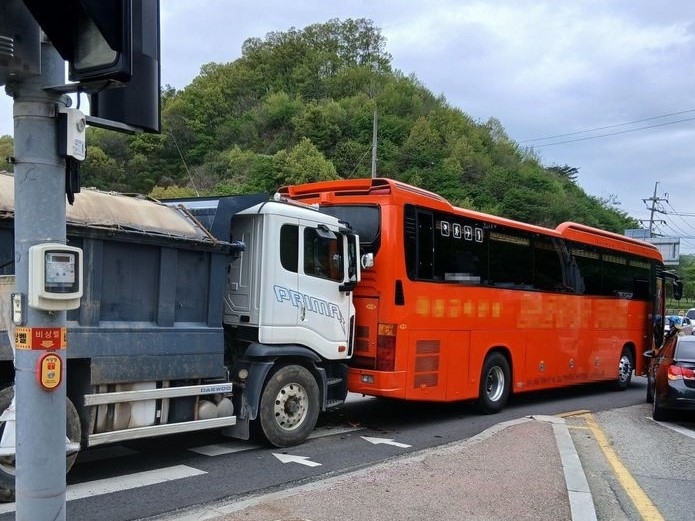 20일 오전 10시 30분쯤 충북 옥천군의 한 삼거리에서 25t 화물차가 앞서가던 45인승 버스를 들이받아 코레일 교육생 등 26명이 다쳤다. 2026.4.20 옥천소방서 제공
