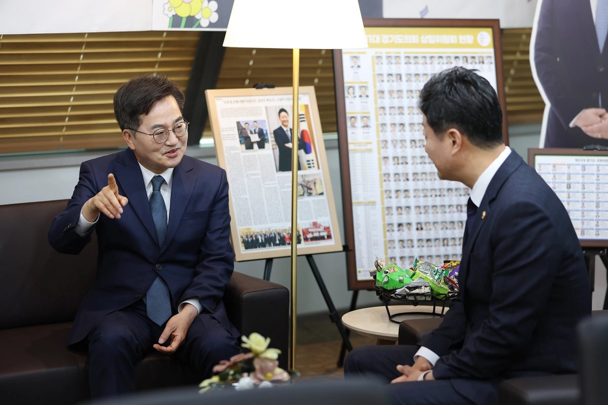 김동연 경기도지사는 20일 오전 경기도의회를 방문해 김진경 의장을 만나 추경 협조를 당부하고 있다. (경기도 제공)