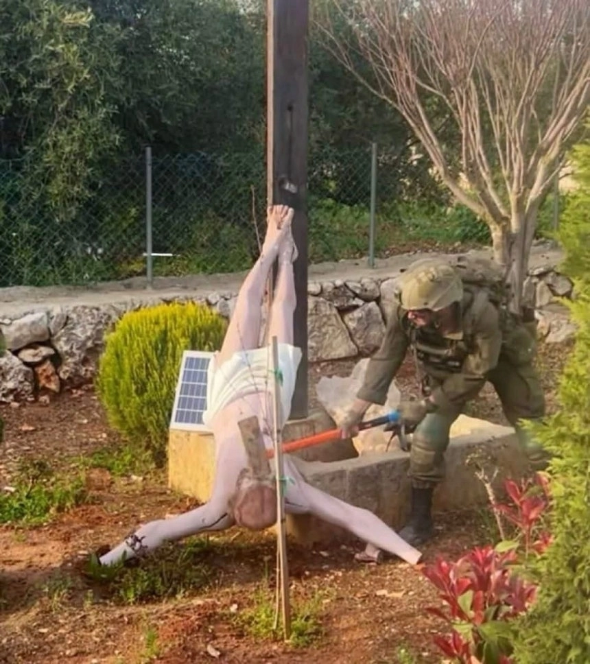 19일(현지시간) 소셜미디어에 확산한 사진. 사진 속 이스라엘 병사는 예수 그리스도상을 훼손하고 있다. 엑스(X·옛 트위터)