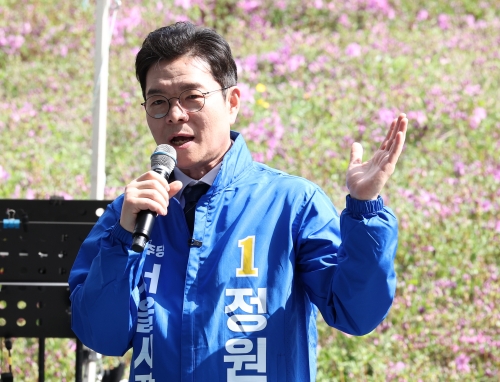 정원오 더불어민주당 서울시장 후보가 19일 서울 노원구 불암산 힐링타운에서 열린 불암산 철쭉제 현장을 방문해 시민들에게 인사말을 하고 있다.  뉴스1