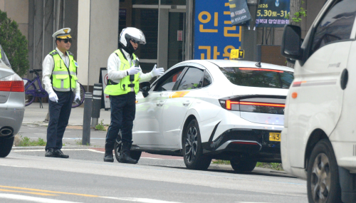 우회전 일시정지 단속 중인 경찰. 뉴시스