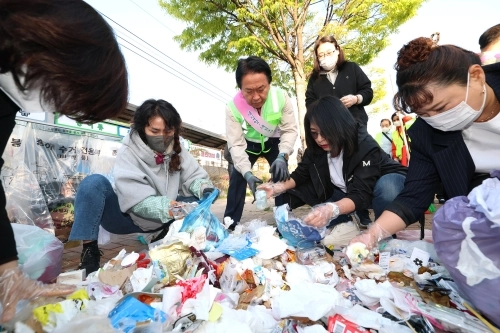 이성헌(가운데) 서울 서대문구청장이 남가좌1동에서 클린데이 캠페인을 하고 있다.  서대문구 제공