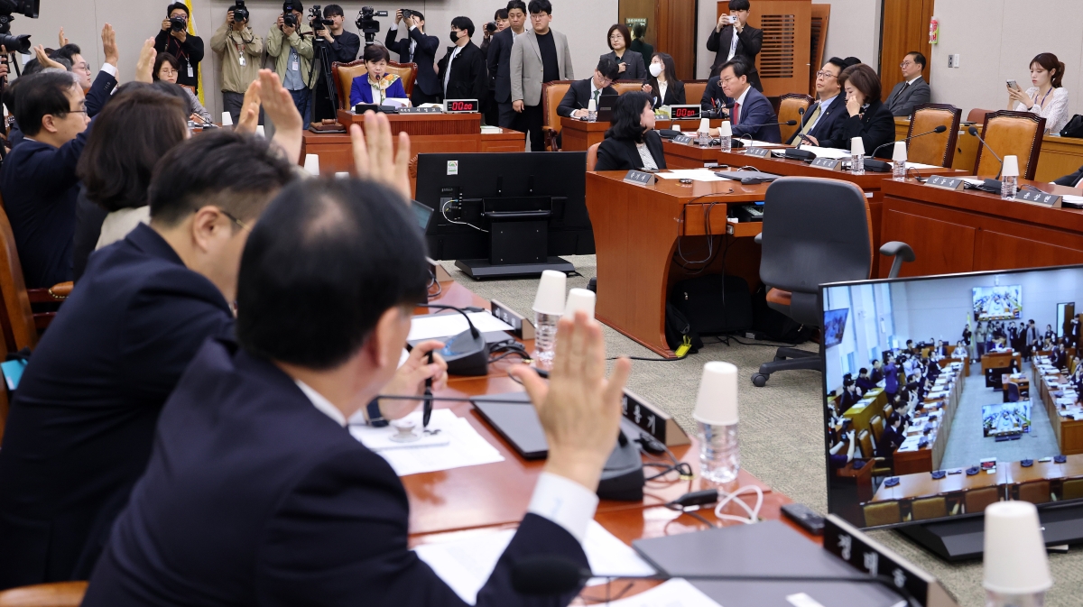 20일 국회에서 열린 ‘윤석열 정권 정치검찰 조작기소 의혹 사건 진상규명’ 국정조사특별위원회에서 범여권 위원들이 증인·참고인 추가 출석 요구의 건에 대해 찬성 거수투표를 하고 있다. 연합뉴스