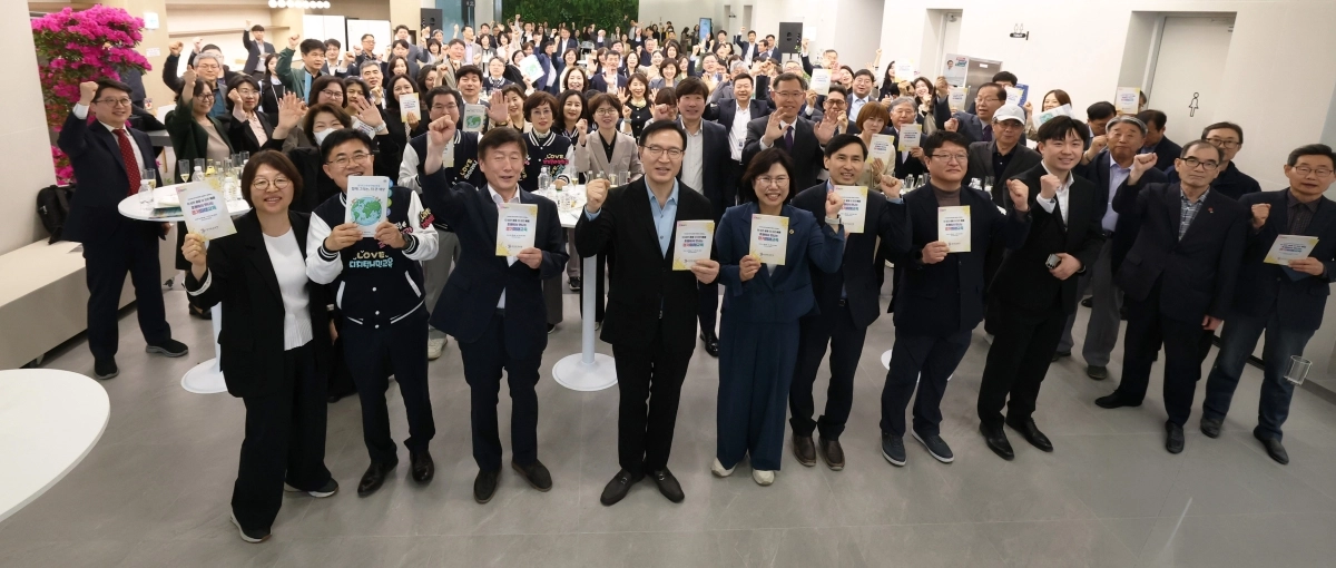임태희 경기도교육감 등이 20일 경기도교육청 조원청사 개관식에서 기념 촬영을 하고 있다.(경기도교육청 제공)