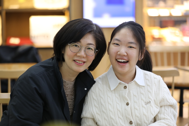 장애인의날인 20일 서울 마포구 푸르메어린이재활병원에서 서울신문과 인터뷰 중인 강직성 중증장애인 권은영(오른쪽)양과 어머니 노효선씨가 환하게 웃고 있다. 푸르메재단 제공