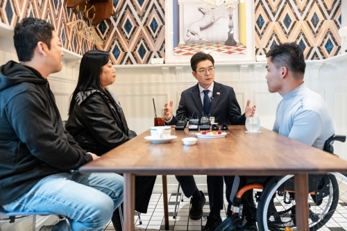 정원오(오른쪽 두 번째) 더불어민주당 서울시장 후보가 20일 성동구 금호스포츠센터 인근 한 식당에서 민원 경청 간담회를 열고 장애인 이동권 정책에 관한 대화를 나누고 있다. 정원오 더불어민주당 서울시장 후보 캠프 제공