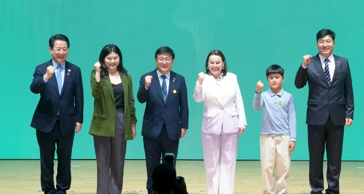 김영록 전남지사(왼쪽 첫번째)가 20일 여수세계박람회장에서 열린 ‘녹색대전환 국제주간 개회식’에서 주요내빈들과 기념촬영을 하고 있다.