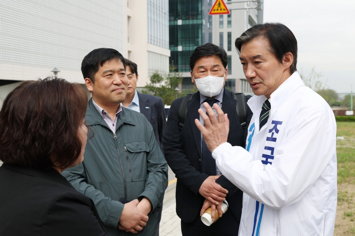 경기 평택을에 출마한 조국(맨 오른쪽) 조국혁신당 대표가 20일 평택시 고덕면 KTX경기남부역사 예정 부지에서 지역 주민들과 대화하고 있다. 뉴스1