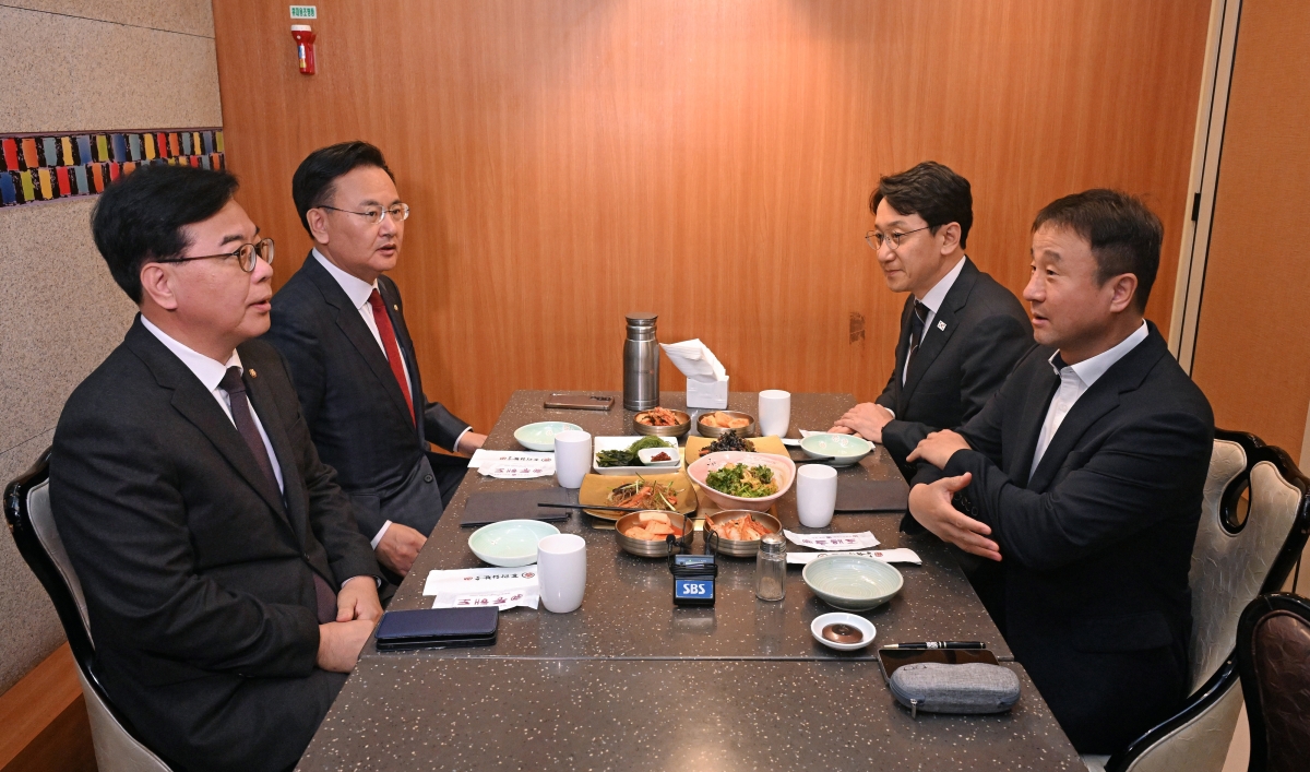 여야 원내지도부가 20일 서울 여의도의 한 음식점에서 오찬 회동을 하고 있다. 오른쪽 앞부터 시계 방향으로 한병도 더불어민주당 원내대표, 송언석 국민의힘 원내대표, 유상범 국민의힘 원내운영수석부대표, 천준호 민주당 원내운영수석부대표. 국회사진기자단