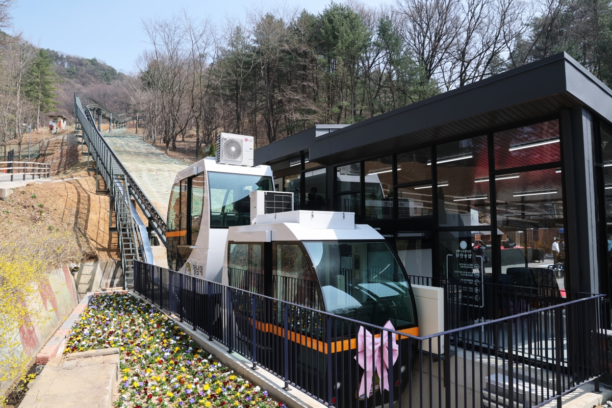 지난달 27일 운행을 시작한 청남대 모노레일. 이 모노레일을 이용하면 누구나 쉽게 청남대 제1전망대에 7분이면 갈 수 있다.  충북도 제공