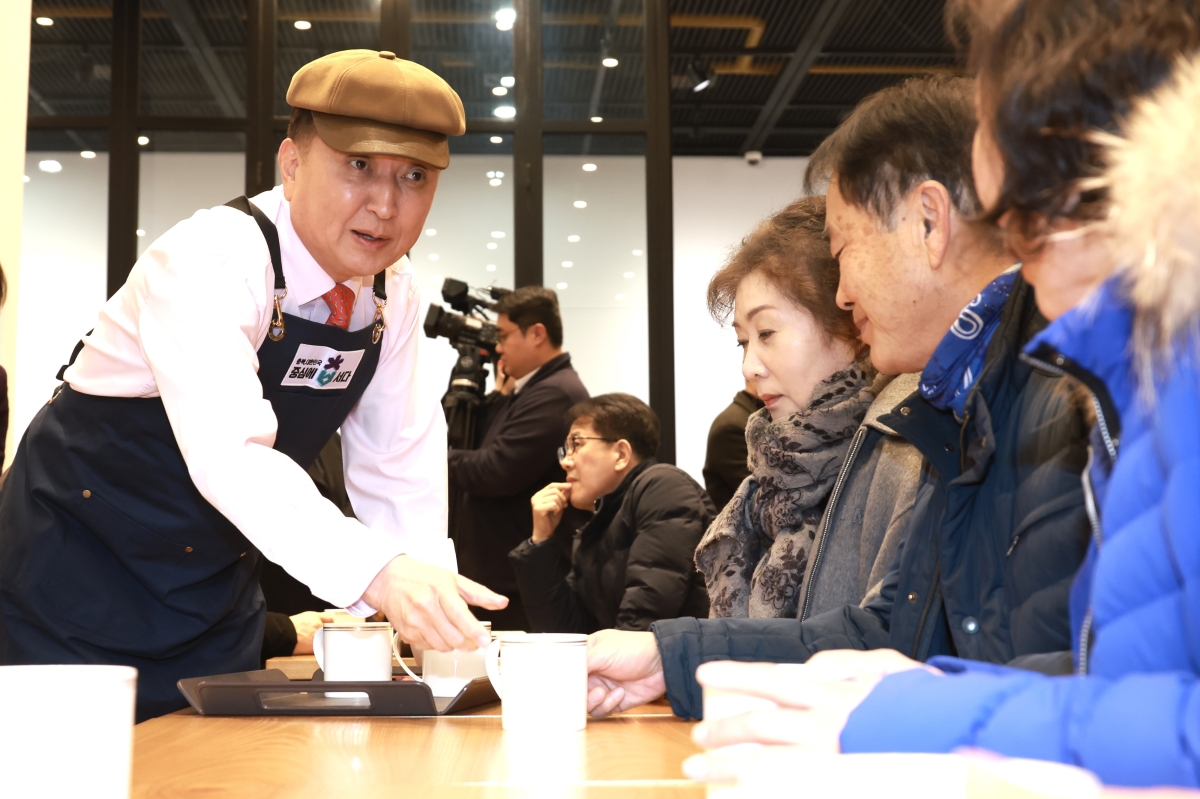 김영환(왼쪽) 충북지사가 청남대 카페 개점 1주년을 맞아 지난 2월 일일 점장으로 방문객들을 맞고 있다.  충북도 제공