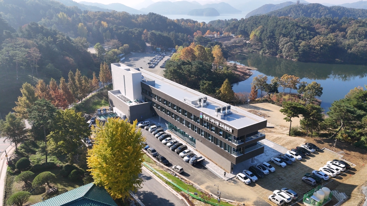 2024년 9월 준공한 청남대 나라사랑교육문화원 전경. 72명이 머물 수 있는 복합교육시설이다. 충북도 제공