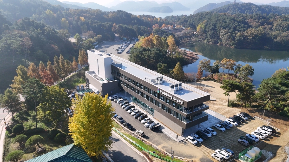 2024년 9월 준공한 청남대 나라사랑교육문화원 전경. 72명이 머물 수 있는 복합교육시설이다. 충북도 제공