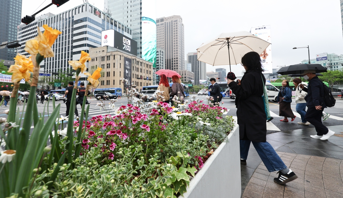 봄비가 내린 20일 오후 서울 종로구 광화문광장에서 시민들이 우산을 쓰고 발걸음을 옮기고 있다. 2026.4.20 뉴스1