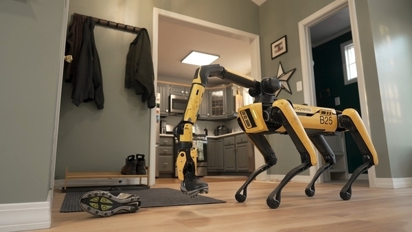 보스턴다이나믹스는 15일 구글의 AI ‘제미나이’가 적용된  4족 보행 로봇 스팟(Spot)의 영상을 공개했다. 현대자동차 노조는 AI와 로봇을 공정에 도입하려면 수입을 보장해야 한다고 주장한다. 현대자동차 제공