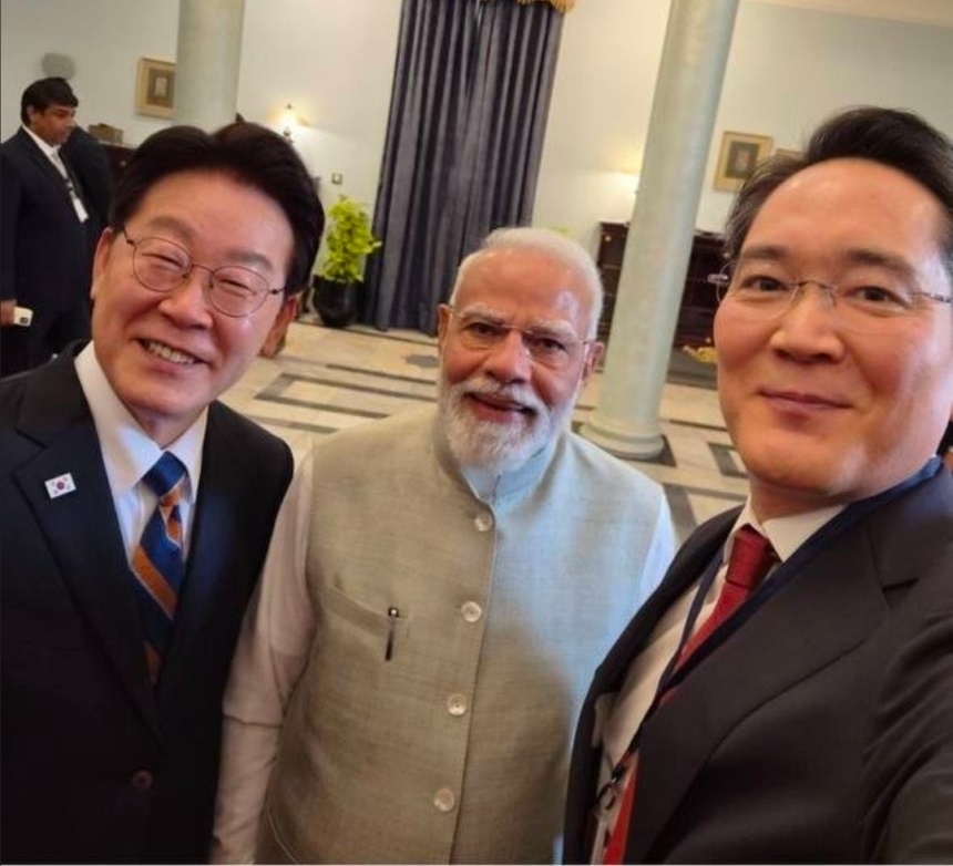 인도를 국빈 방문한 이재명 대통령과 나렌드라 모디 인도 총리, 이재용 삼성전자 회장이 20일 오찬 현장에서 기념사진을 촬영한 모습. 삼성뉴스룸 인스타그램