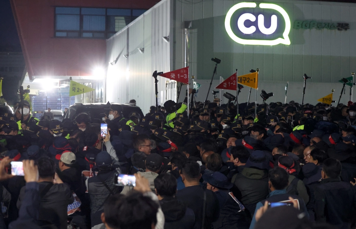 20일 오후 경남 진주시 정촌면 BGF로지스 진주센터 앞에서 화물연대 관계자가 센터 입구로 진입하려는 과정에서 경찰과 대치하고 있다. 2026.4.20. 연합뉴스