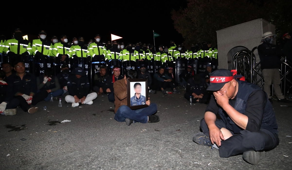 20일 경남 진주시 정촌면 CU BGF로지스 진주센터 앞에서 화물연대 노조원이 집회 중 2.5톤 화물차에 치어 숨진 노조원의 영정을 들고 슬픔에 잠겨 있다. 2026.4.20. 뉴스1