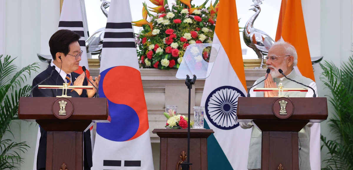 이재명 대통령이 20일(현지시간) 인도 뉴델리 영빈관에서 열린 한·인도 정상회담 직후 공동언론발표에서 나렌드라 모디(오른쪽) 총리의 발언이 끝난 뒤 박수를 치고 있다. 뉴델리 연합뉴스