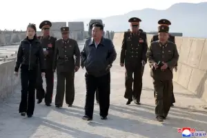 [포토] 김정은, 주애와 집속탄두 시험발사 참관