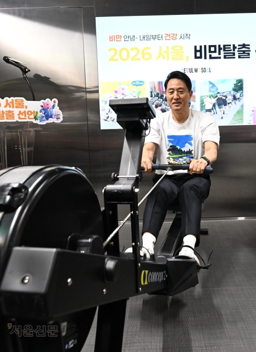 오세훈 서울시장이 20일 지하철 5호선 여의나루역 안에 있는 러너스테이션에서 ‘시민 비만율 저감방안 현장 발표회’를 연 뒤 로잉머신을 체험하고 있다. 도준석 전문기자