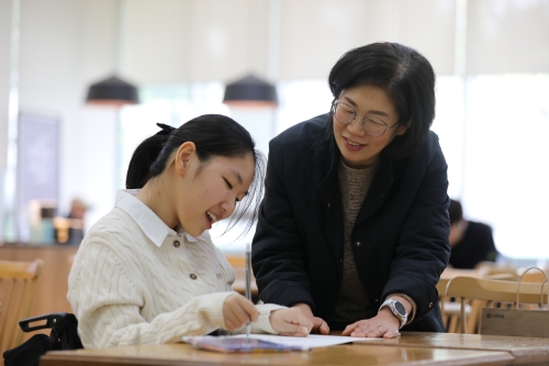 장애인의 날인 20일 서울 마포구 푸르메어린이재활병원에서 서울신문과 인터뷰 중인 강직성 중증장애인 권은영(왼쪽)양과 권양의 어머니 노효선씨. 푸르메재단 제공