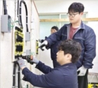 대한상공회의소가 운영하는 ‘전기기능사 교육과정’에 참여한 교육생들이 실습을 하고 있다. 대한상의 제공