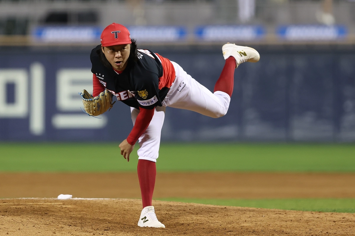 김범수가 지난 17일 서울 잠실구장에서 열린 두산 베어스전에서 1이닝 무실점으로 틀어막는 역투를 펼치고 있다.  KIA 타이거즈 제공