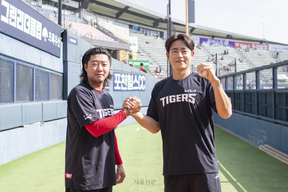 18일 경기에 앞서 만난 두 선수가 손을 맞잡고 선전을 다짐하는 모습. 류재민 기자
