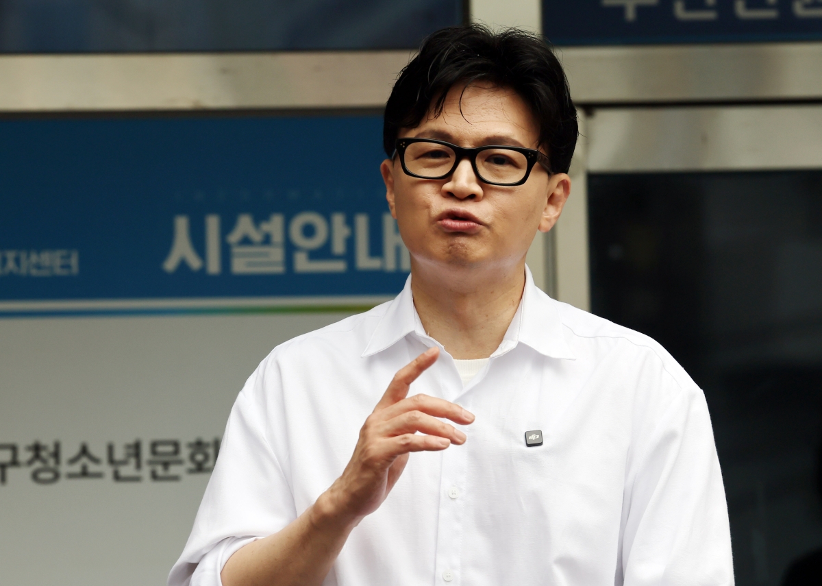 한동훈 전 국민의힘 대표가 14일 부산 북구 만덕2동행정복지센터에서 전입신고를 한 뒤 소감을 밝히고 있다. 2026.04.14. 뉴시스