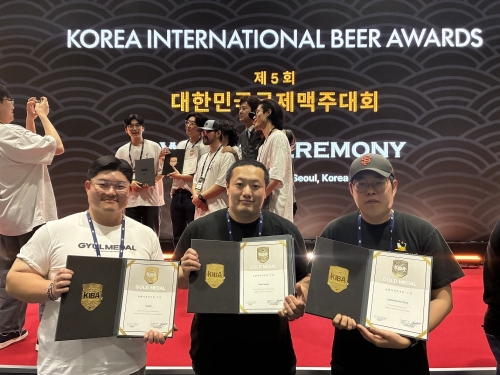 금메달 수상자들. 왼쪽부터 해적브루잉, 운룡양조, 메인쿤브루잉. 군산시 제공