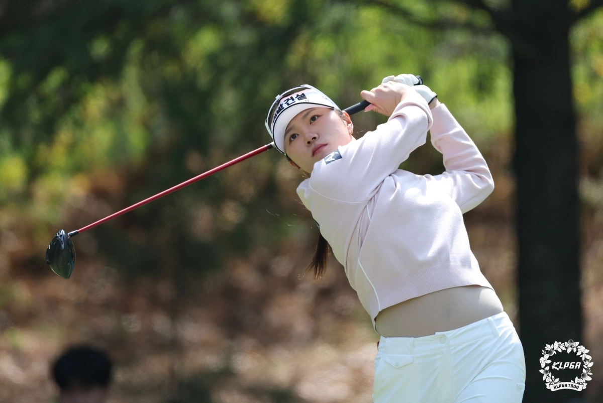 김민선이 호쾌한 드라이버 스윙을 하고 있다. 지난 19일 한국여자프로골프(KLPGA) 넥센·세인트나인 마스터스에서 우승한 김민선은 이번에 대회 2연패와 2연승이라는 진기록을 노린다. KLPGA 제공