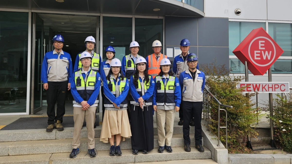 광양경자청과 코트라 종합행정지원센터 관계자들이 광양항 배후단지 내 외국인투자기업 EEW KHPC를 방문해 기업 애로사항을 청취한 후 기념사진을 찍고 있다.