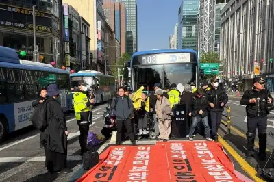 휠체어 충돌 경찰, 갈비뼈 부상… 전장연 ‘버스 저지 시위’에 출근길 혼란