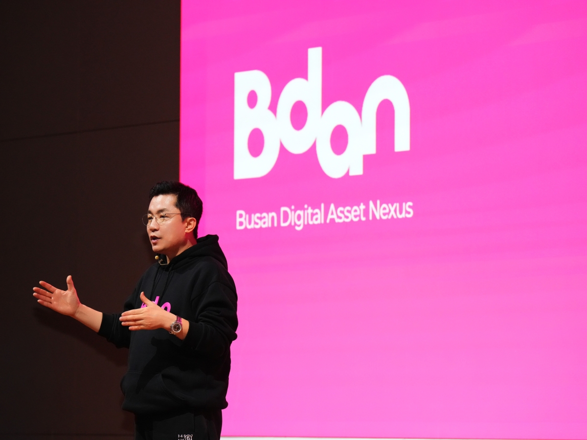 김상민 부산디지털자산거래소 대표가 28일 2024년 블록체인 위크 인 부산(BWB) 행사에서 실물자산 거래 플랫폼인 ‘비단’에 대해 설명하고 있다. 부산디지털자산거래소 제공