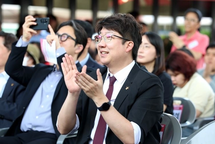 지난 16일 개최된 서대문구 장애인 한가족 한마당에 참석하여 식전 공연을 관람하는 문성호 서울시의원