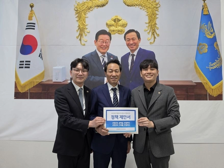 우상호 강원도지사 후보(가운데)에게 정책 제안서를 전달한 박강산 의원(오른쪽 첫 번째)