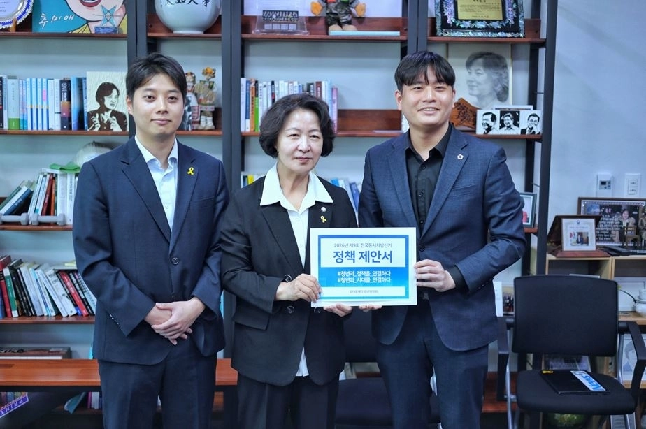 추미애 경기도지사 후보(가운데)에게 정책 제안서를 전달한 박강산 의원(오른쪽 첫 번째)