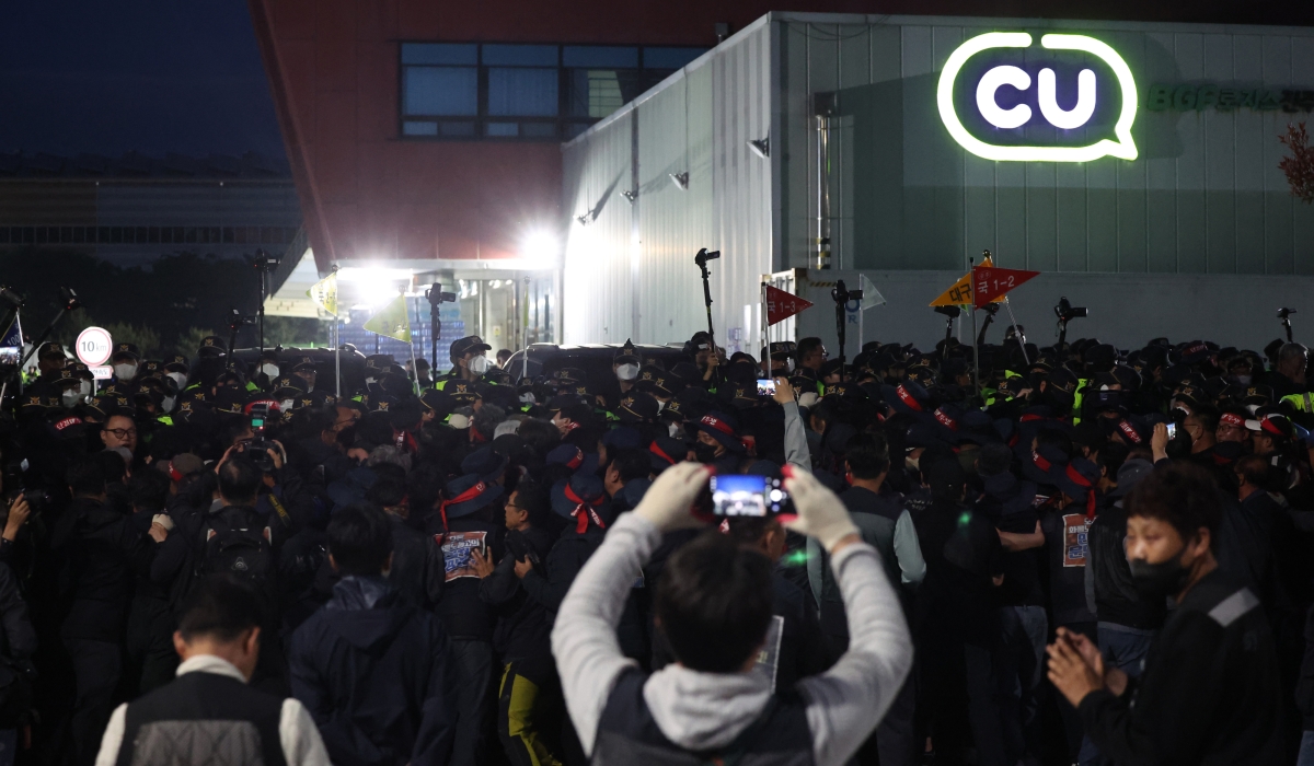 화물연대와 경찰 ‘야간대치’