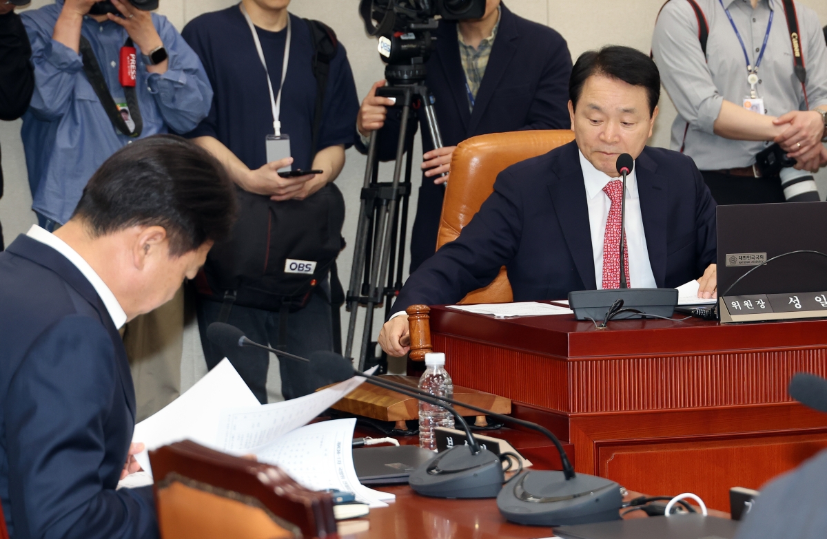법안 상정하는 성일종 국방위원장