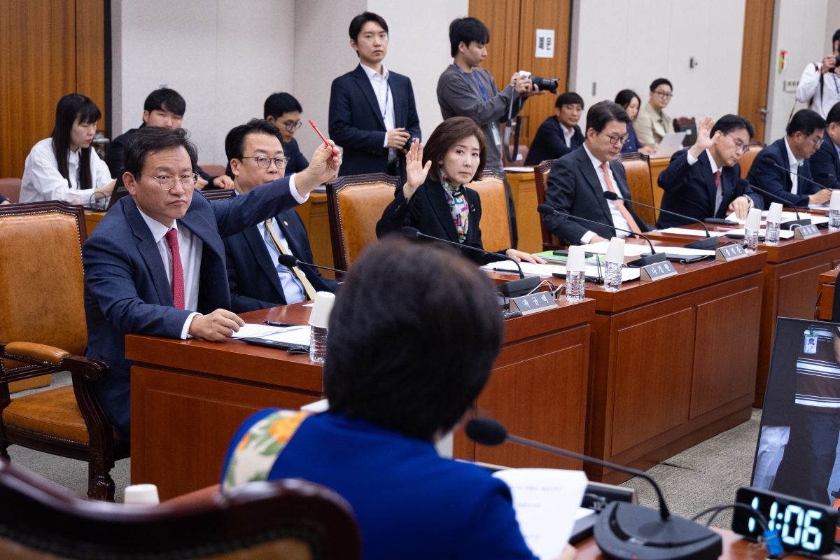국민의힘 위원들이 20일 국회에서 열린 윤석열 정권 정치검찰 조작기소 의혹 사건 진상규명 국정조사특별위원회 제9차 전체회의에서 토론 신청을 하고 있다. 뉴스1