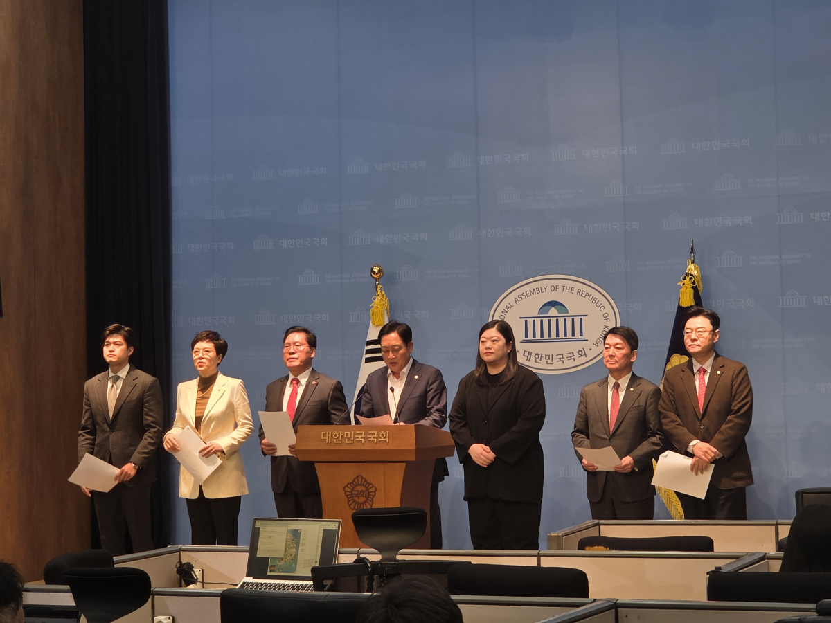 국민의힘 소속 경기 지역 국회의원 6명이 21일 국회에서 기자회견을 열고 발언하고 있다. 왼쪽부터 김용태·김은혜·송석준·김선교·국회 수어통역사·안철수·김성원 의원. 곡진웅 기자