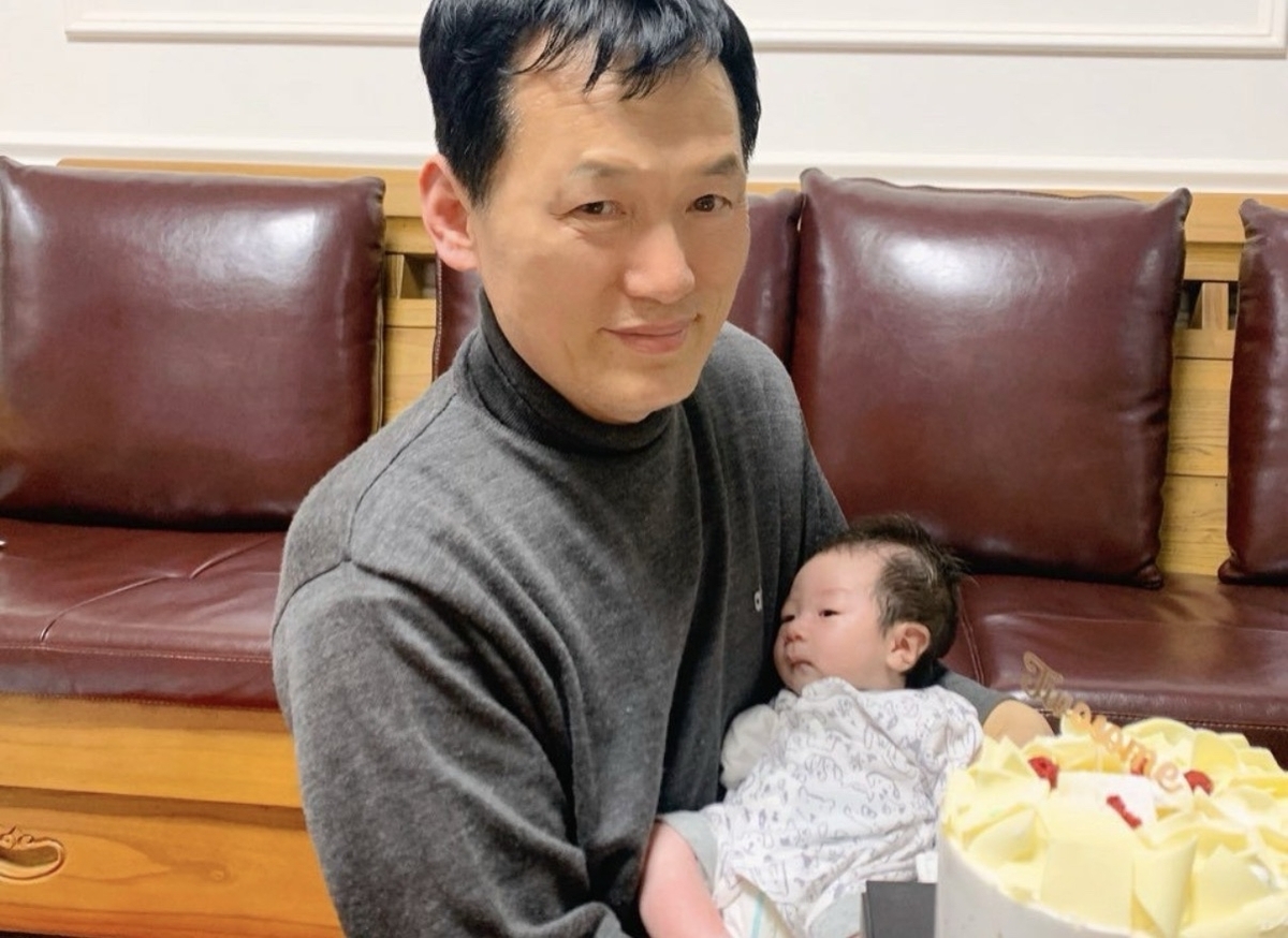 가장으로 30년 가까이 성실하게 일해 온 60대 남성이 삶의 마지막에서도 3명에 새 생명을 선물했다. 한국장기조직기증원은 올해 1월 10일 고려대학교 구로병원에서 김기웅(67)씨가 뇌사 장기기증으로 간과 양쪽 신장을 각각 3명에 나누고 떠났다고 21일 밝혔다. 2026.04.21. 한국장기조직기증원 제공