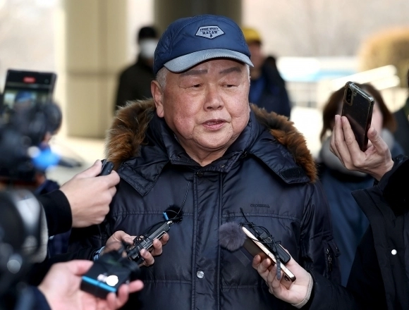 윤석열 대통령의 부인 김건희 여사에 대해 이른바 ‘쥴리 의혹’을 반복해서 제기한 안해욱 전 대한초등학교태권도협회장이 1일 오전 서울 서초구 서울중앙지법에서 열린 정보통신법상 명예훼손 혐의 관련 구속 전 피의자 심문에 출석하고 있다. 2024.2.1 연합뉴스