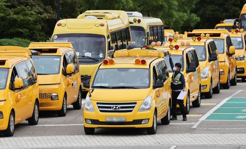 어린이 통학버스 점검하는 관계자들