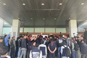 ‘노조원 사상’ 화물연대 “공권력 의한 살인”…진주물류센터 사고 책임 공방