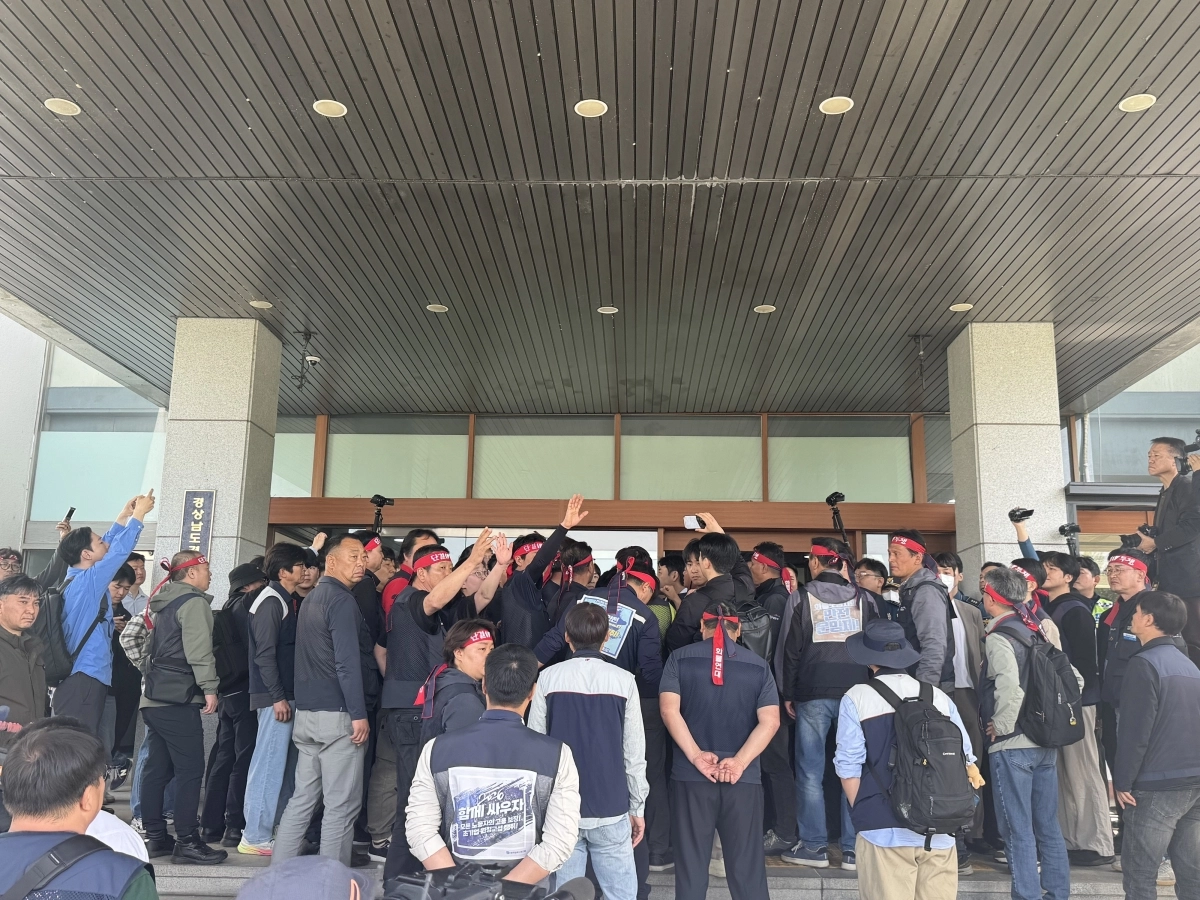민주노총 공공운수노조 화물연대가 21일 오전 경남 창원시 의창구 경남경찰청 입구에서 경남청장 면담을 요구하고 있다. 2026.4.21. 이창언 기자