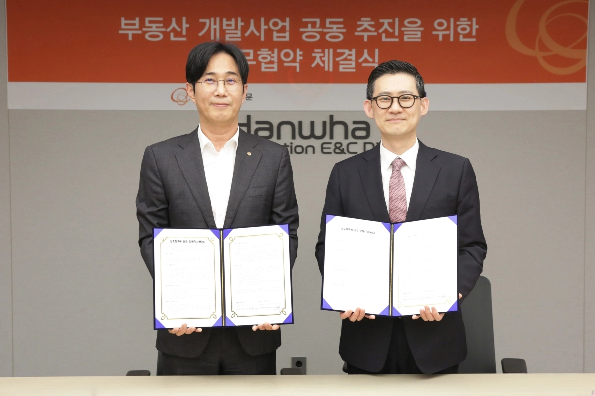 윤성호(왼쪽) 윤성호 한화 건설부문 개발사업본부장과 박경배 마스턴투자운용 국내1부문 대표가 20일 서울 중구 장교동 한화빌딩에서 ‘부동산 개발사업 공동 추진을 위한 업무협약’을 체결하고 기념촬영을 하고 있다. 한화 건설부문 제공